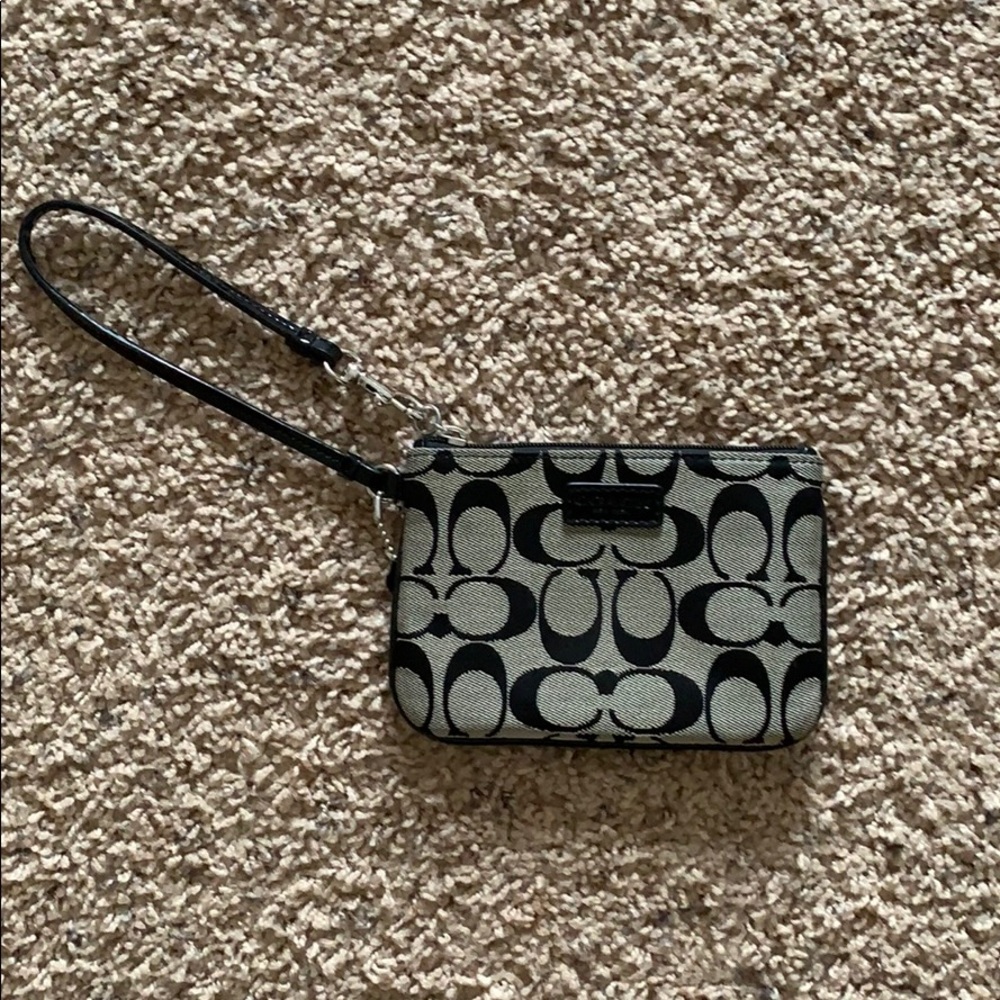 🎉 HOST PICK 🎉 Black coach wristlet